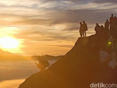 Foto: Sunrise Magis dan Negeri di Atas Awan Bromo