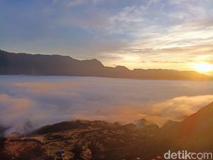 Siapa Kangen Bromo? Lihat Dulu Sunrise Cantik Negeri di Atas Awan Ini