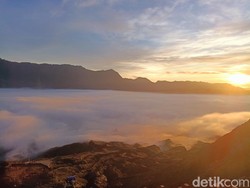 Siapa Kangen Bromo? Lihat Dulu Sunrise Cantik Negeri di Atas Awan Ini