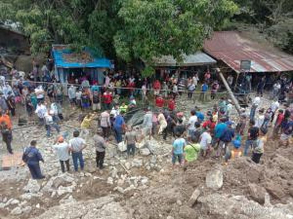 Tembok Penahan PPU Katolik di Simalungun Sumut Roboh, 3 Orang Tewas Tembok Penahan PPU Katolik di Simalungun Sumut Roboh, 3 Orang Tewas