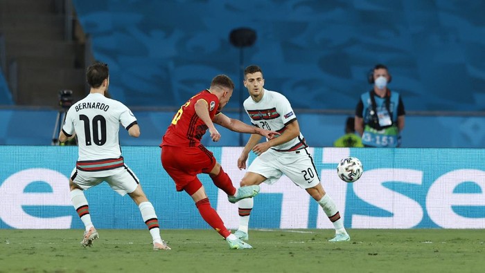 thorgan hazard belgia vs portugal timnas belgia timnas portugal euro 2020 euro 2021 piala eropa 2020 piala eropa 2021 SEVILLE, SPAIN - JUNE 27: Thorgan Hazard of Belgium scores their side's first goal during the UEFA Euro 2020 Championship Round of 16 match between Belgium and Portugal at Estadio La Cartuja on June 27, 2021 in Seville, Spain. (Photo by Marcelo Del Pozo - Pool/Getty Images)