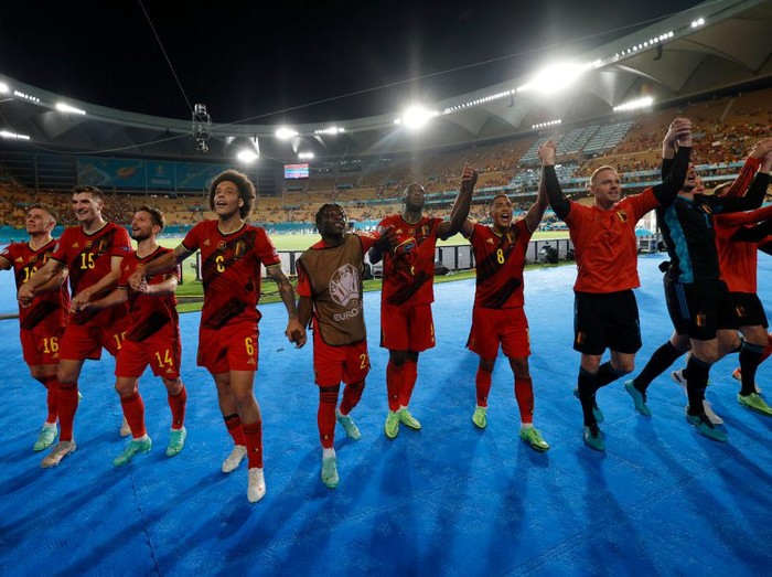 SEVILLE, SPAIN - JUNE 27: Players of Belgium celebrates their sides victory towards the fans after the UEFA Euro 2020 Championship Round of 16 match between Belgium and Portugal at Estadio La Cartuja on June 27, 2021 in Seville, Spain. (Photo by Marcelo Del Pozo - Pool/Getty Images)