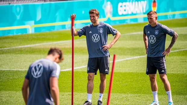 HERZOGENAURACH, GERMANY - JUNE 26: Thomas Mueller (L) and Toni Kroos of Germany are seen during the Germany Training Session on June 26, 2021 in Herzogenaurach, Germany. (Photo by Marc Mueller/Getty Images)
