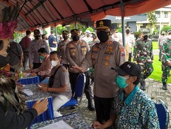 Cek Gerai Vaksin di Mojokerto, Kapolda Sebut Capaian Vaksinasi Jatim 73 Persen