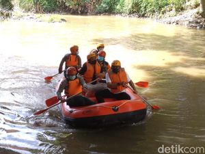 Susuri Sungai Deli, Bobby Akan Bebaskan Lahan untuk Normalisasi