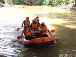 Susuri Sungai Deli, Bobby Akan Bebaskan Lahan untuk Normalisasi