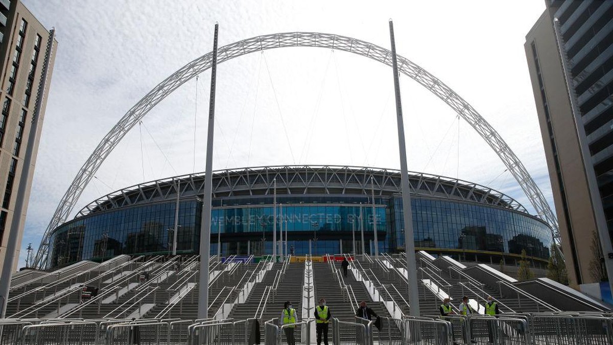 Pemandangan luar stadion Wembley. Foto: Getty Images/Hollie Adams