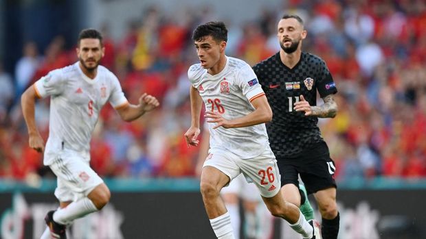 COPENHAGEN, DENMARK - JUNE 28: Pedri of Spain runs with the ball during the UEFA Euro 2020 Championship Round of 16 match between Croatia and Spain at Parken Stadium on June 28, 2021 in Copenhagen, Denmark. (Photo by Stuart Franklin/Getty Images)