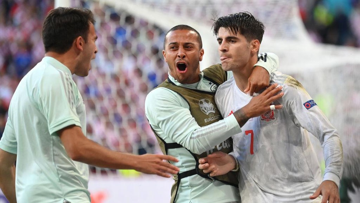 Alvaro Morata mendapat sanjungan usai membuat gol saat Spanyol mengalahkan Austria. (Foto: Getty Images/Stuart Franklin)
