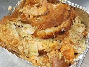Ambyar! Gegara Tersandung, Seloyang Salmon Wellington Hancur Berantakan Ambyar! Gegara Tersandung, Seloyang Salmon Wellington Hancur Berantakan