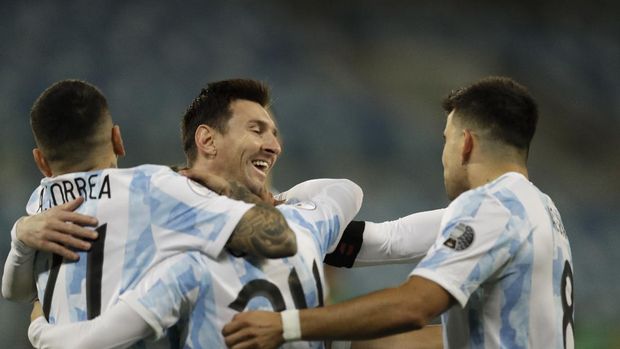 Argentina's Alejandro Gomez, center left, celebrates scoring the opening goal against Bolivia with teammates Lionel Messi, center right, Marcos Acuna, right, and Angel Correa during a Copa America soccer match at Arena Pantanal stadium in Cuiaba, Brazil, Monday, June 28, 2021. (AP Photo/Bruna Prado)