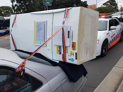 Di Australia Camry Bawa Kulkas Ditilang, di Sini Bawa Kulkas Pakai Motor!