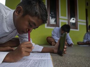 PPKM Darurat: Strategi Pembelajaran untuk PTM Terbatas dan PJJ PPKM Darurat: Strategi Pembelajaran untuk PTM Terbatas dan PJJ