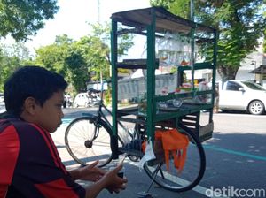 Kisah Bocah Klaten Cari Cuan Jualan Ikan Hias di Tengah Pandemi