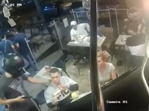 Ditodong Pistol Oleh Perampok di Restoran, Pria Ini Tetap Santuy Makan Ayam Goreng