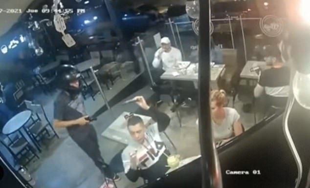 Ditodong Pistol Oleh Perampok di Restoran, Pria Ini Tetap Santuy Makan Ayam Goreng