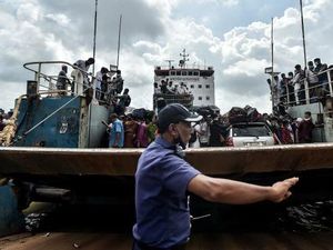 Bangladesh Mulai Lockdown, Gereja Terbakar di Kanada Usai Temuan Kuburan Anak