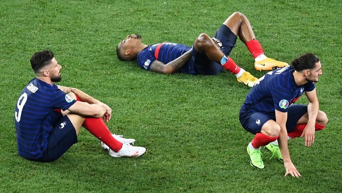 BUCHAREST, ROMANIA - JUNE 28: (L - R) Olivier Giroud, Presnel Kimpembe and Adrien Rabiot of France look dejected after losing in the penalty shoot out in the UEFA Euro 2020 Championship Round of 16 match between France and Switzerland at National Arena on June 28, 2021 in Bucharest, Romania. (Photo by Mihai Barbu - Pool/Getty Images)
