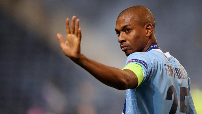 PORTO, PORTUGAL - MAY 29: Fernandinho of Manchester City looks back and waves as he walks away with his medal following defeat in the UEFA Champions League Final between Manchester City and Chelsea FC at Estadio do Dragao on May 29, 2021 in Porto, Portugal. (Photo by Jose Coelho - Pool/Getty Images)
