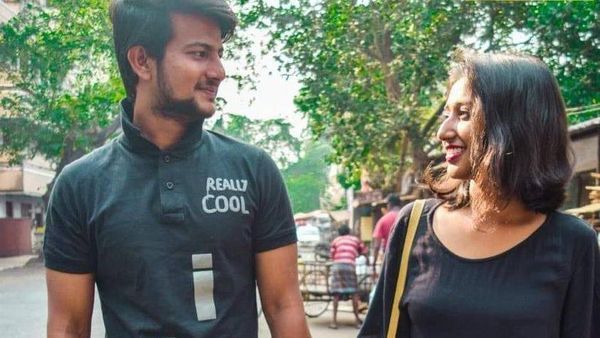 8 Foto Pasangan Pakai Baju Couple Nyeleneh Ini Bikin Gagal Iri Dengki