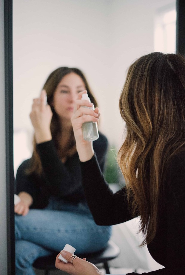 Menggunakan face mist untuk menghidrasi kulit.