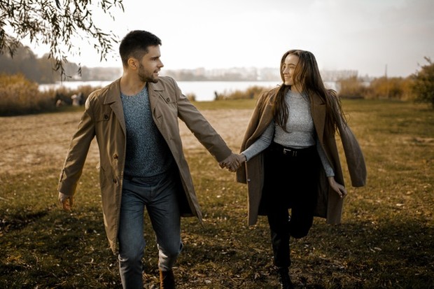 Mengejar seseorang yang dicintainya tanpa henti.