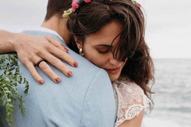 Mencintai seseorang dalam diam.