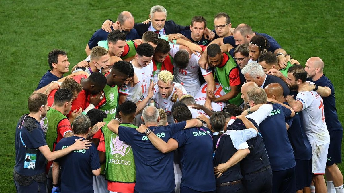 Granit Xhaka (tengah) memegang botol Coca-Cola di laga Prancis vs Swiss. (Foto: Getty Images/Mihai Barbu - Pool)