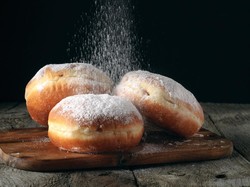 Tebar Donat buat Mancing Beruang, Polisi Tindak Pemburu