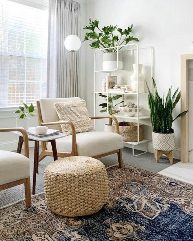 Seimbangkan perabotan vintage dengan karpet modern.