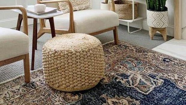 Seimbangkan perabotan vintage dengan karpet modern.