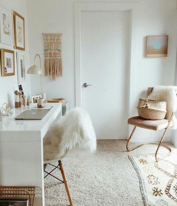 Dengan menambahkan tekstur karpet akan membuat ruangan santai serta minimalis.