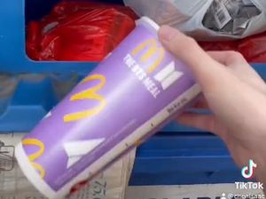 Netizen Ini Sindir Penjual Kemasan BTS Meal, Minta Agar Dibuang Saja Netizen Ini Sindir Penjual Kemasan BTS Meal, Minta Agar Dibuang Saja