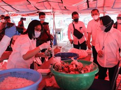 Kemensos Bagikan 935 Paket Makanan Siap Saji ke Pemulung-Pengemis