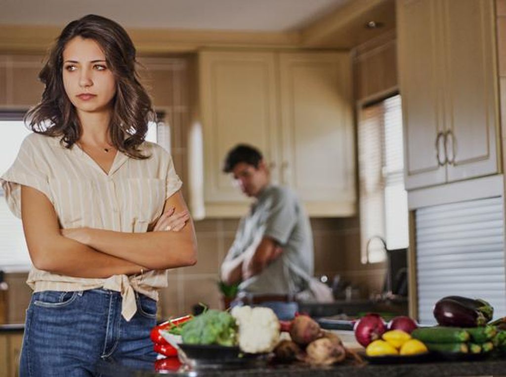 Kesal Masakannya Dikritik, Wanita Ini Ogah Masak Buat Teman Suaminya Lagi