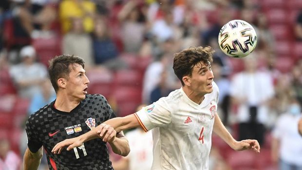 Kroasia vs Spanyol Spain's Pau Torres, right, and Croatia's Marcelo Brozovic challenge for the ball during the Euro 2020 soccer championship round of 16 match between Croatia and Spain at Parken stadium in Copenhagen, Denmark, Monday, June 28, 2021.(AP Photo/Jonathan Nackstrand, Pool)