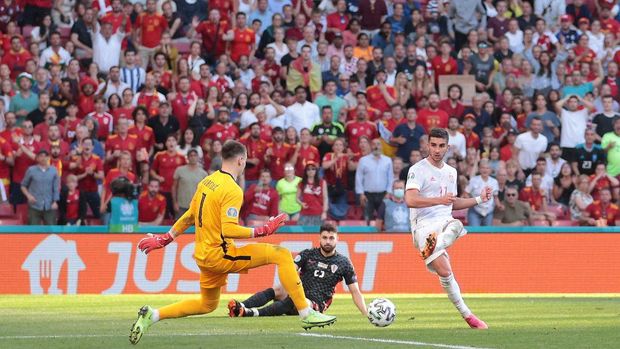 Kroasia Vs Spanyol COPENHAGEN, DENMARK - JUNE 28: Ferran Torres of Spain scores their side's third goal past Dominik Livakovic of Croatia during the UEFA Euro 2020 Championship Round of 16 match between Croatia and Spain at Parken Stadium on June 28, 2021 in Copenhagen, Denmark. (Photo by Hannah McKay - Pool/Getty Images)