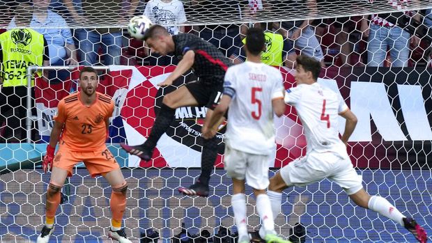 Kroasia Vs Spanyol Spain's goalkeeper Unai Simon, left, watches as Croatia's Mario Pasalic, center, scores his side's third goal during the Euro 2020 soccer championship round of 16 match between Croatia and Spain at Parken stadium in Copenhagen, Denmark, Monday, June 28, 2021. (AP Photo/Martin Meissner, Pool)