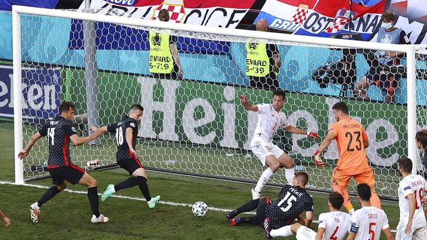 Kroasia Vs Spanyol Croatia's Mislav Orsic, second left, scored against Spain during the Euro 2020 soccer championship round of 16 match between Croatia and Spain, at Parken stadium in Copenhagen, Denmark, Monday, June 28, 2021. (Wolfgang Rattay, Pool via AP)