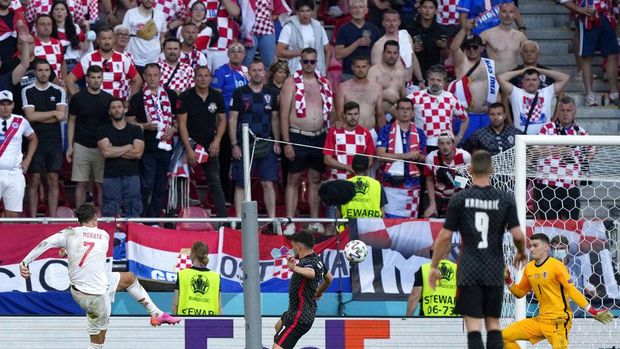 Kroasia Vs Spanyol Spain's Alvaro Morata, left, scores his side's fourth goal during the Euro 2020 soccer championship round of 16 match between Croatia and Spain at Parken stadium in Copenhagen, Denmark, Monday, June 28, 2021. (AP Photo/Martin Meissner, Pool)