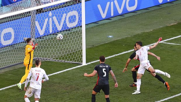 Kroasia Vs Spanyol Spain's Cesar Azpilicueta, front right, scored against Croatia during the Euro 2020 soccer championship round of 16 match between Croatia and Spain, at Parken stadium in Copenhagen, Denmark, Monday, June 28, 2021. (Wolfgang Rattay, Pool via AP)