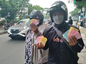 Viral Ratusan Kupon Togel Berserakan di Depan Gedung Sate