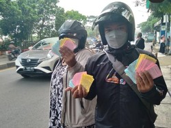 Viral Ratusan Kupon Togel Berserakan di Depan Gedung Sate