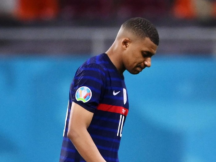 BUCHAREST, ROMANIA - JUNE 28: Kylian Mbappe of France looks dejected as he leaves the field after taking the decisive penalty that was saved by Yann Sommer (Not pictured) of Switzerland in the UEFA Euro 2020 Championship Round of 16 match between France and Switzerland at National Arena on June 28, 2021 in Bucharest, Romania. (Photo by Daniel Mihailescu - Pool/Getty Images)
