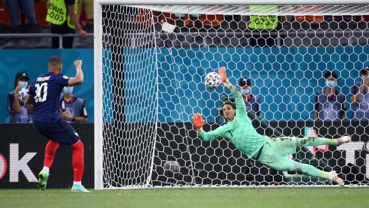 Momen penalti gagal Kylian Mbappe yang ditepis Yann Sommer di laga Prancis vs Swiss di babak 16 besar Euro 2020. (Foto: (Getty Images/Daniel Mihailescu - Pool)
