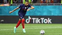 Di babak tos-tosan itu, Prancis kalah 4-5. Satu penendangnya, yang juga eksekutor terakhir, Kylian Mbappe, gagal mengeksekusi penaltinya. Arah bola sepakannya bisa ditepis kiper Swiss, Yann Sommer.
