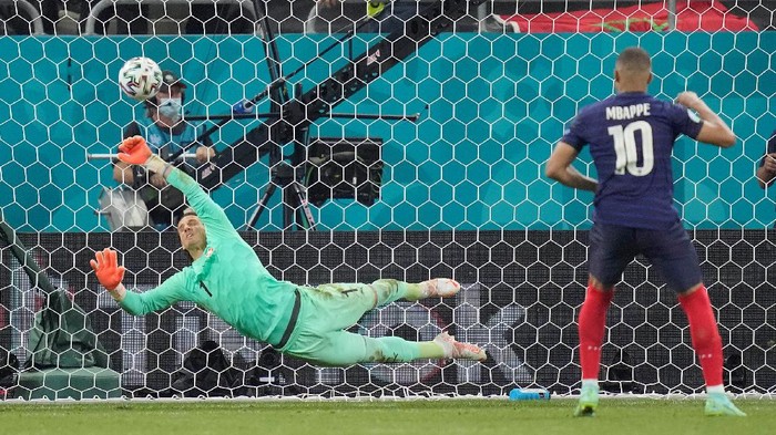 Kylian Mbappe Apes Banget Timnas Prancis tersingkir lewat adu penalti 4-5 dengan Swiss di babak 16 besar Euro 2020. Kylian Mbappe menjadi satu-satunya pemain yang gagal mengeksekusi penalti di babak tos-tosan.Romania, Tuesday, June 29, 2021.