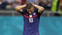 Mbappe tidak bisa menyembunyikan kekecewaannya. Dia dihibur oleh rekan setimnya Marcus Thuram usai gagal mengeksekusi penalti. Pelatih timnas Prancis Didier Deschamps mengaku Mbappe sedih betul karena gagal menuntaskan tugasnya dengan baik.