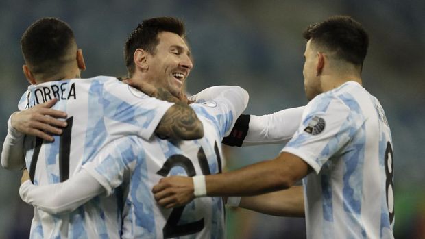 Argentina's Alejandro Gomez, center left, celebrates scoring the opening goal against Bolivia with teammates Lionel Messi, center right, Marcos Acuna, right, and Angel Correa during a Copa America soccer match at Arena Pantanal stadium in Cuiaba, Brazil, Monday, June 28, 2021. (AP Photo/Bruna Prado)