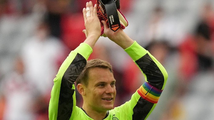 MUNICH, GERMANY - JUNE 19: Manuel Neuer of Germany applauds the fans following victory in the UEFA Euro 2020 Championship Group F match between Portugal and Germany at Football Arena Munich on June 19, 2021 in Munich, Germany.  (Photo by Matthias Schrader - Pool/Getty Images)